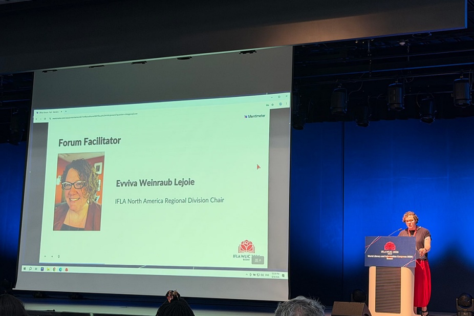 Evviva Weinraub Lajoie addresses attendees at the IFLA World Library and Information Congress.